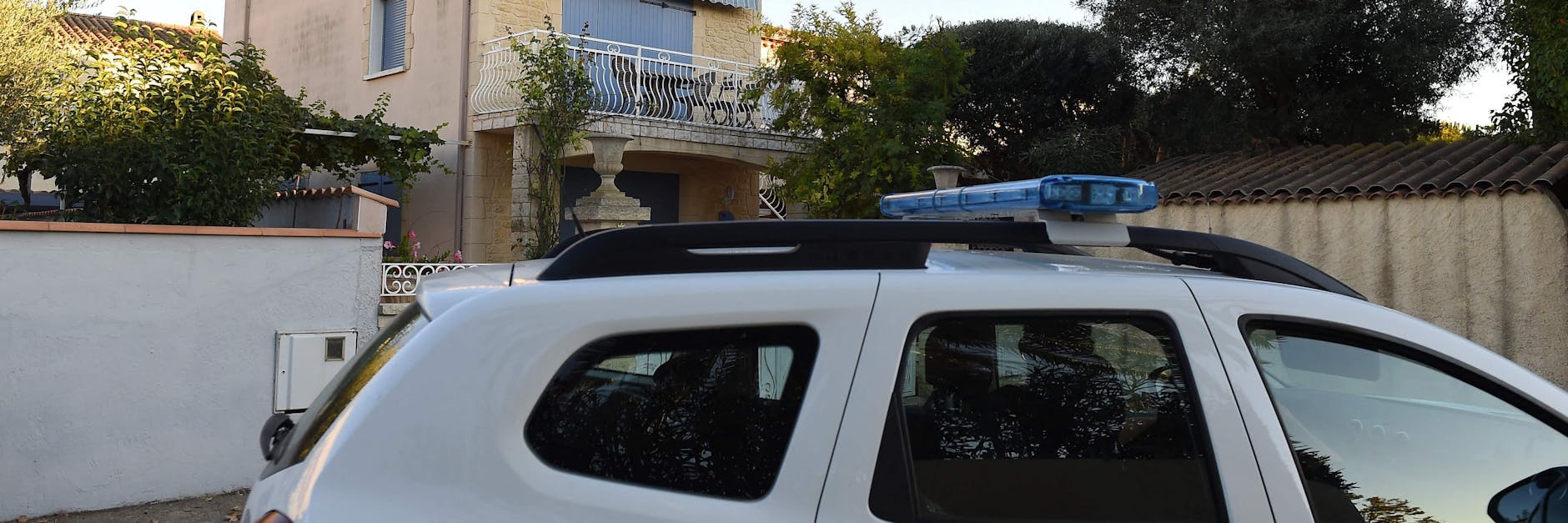 Ein Polizeiauto steht vor dem Haus im südfranzösischen Agde, in dem eine 77-Jährige enthauptet gefunden wurde. 