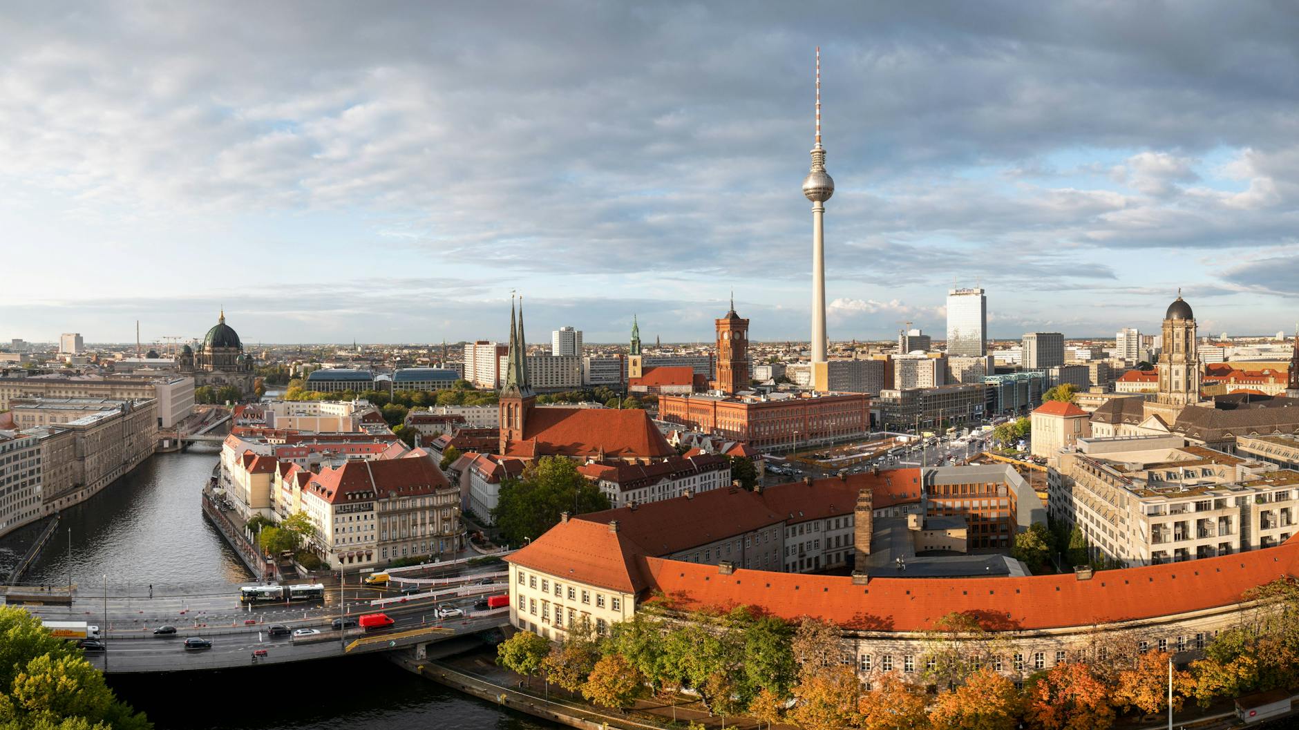 Berlin mag ein Magnet für junge Leute und Touristen sein, doch die Stadt zieht mit ihrer maroden Verwaltung und anderen Dauerproblemen auch Spott auf sich.