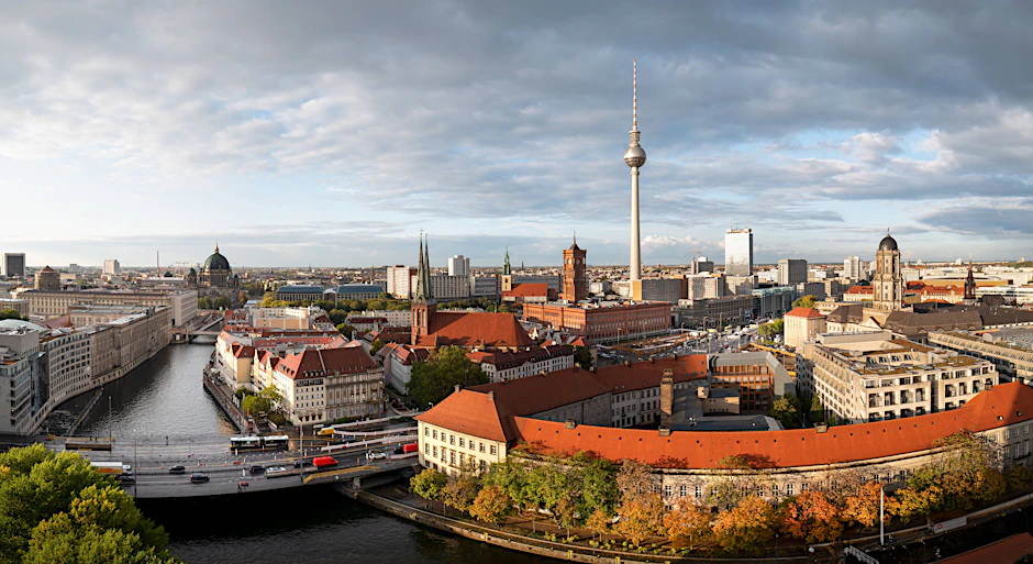 Berlin mag ein Magnet für junge Leute und Touristen sein, doch die Stadt zieht mit ihrer maroden Verwaltung und anderen Dauerproblemen auch Spott auf sich.