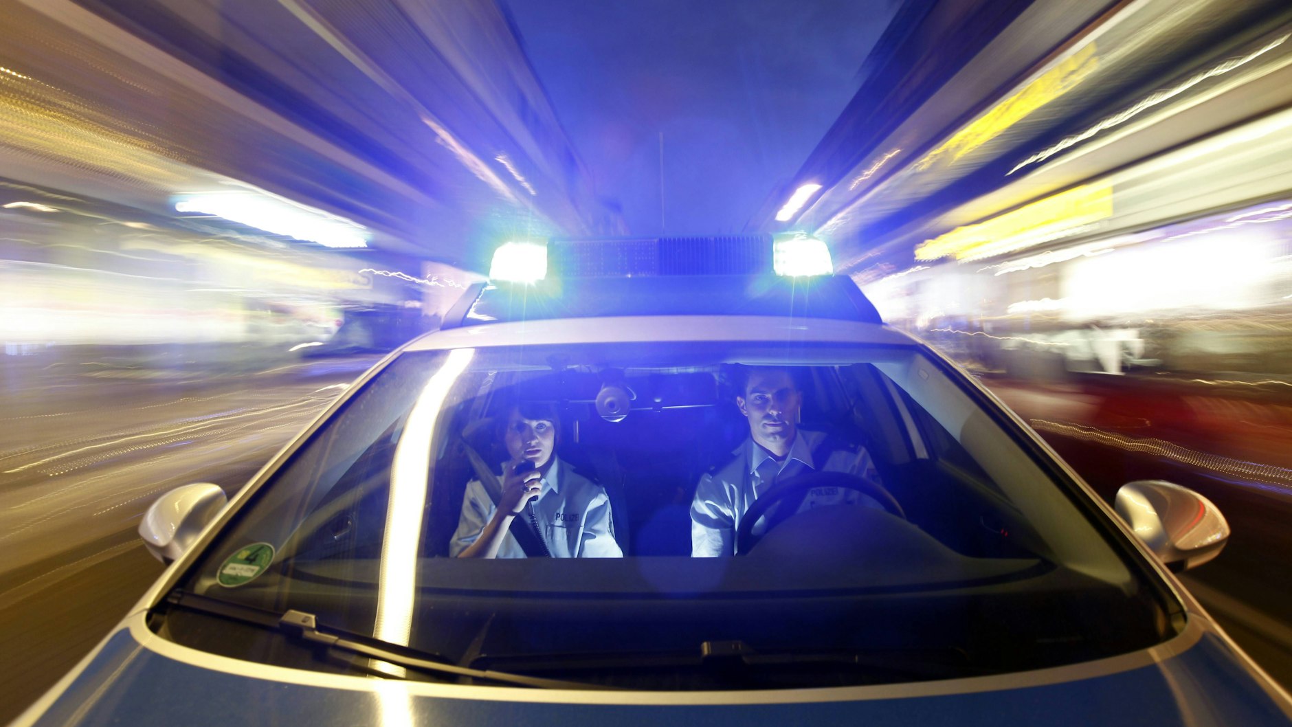 Ein&nbsp;Streifenwagen der Polizei unterwegs mit „Sonder- und Wegerechten“, also mit Blaulicht und Martinshorn.