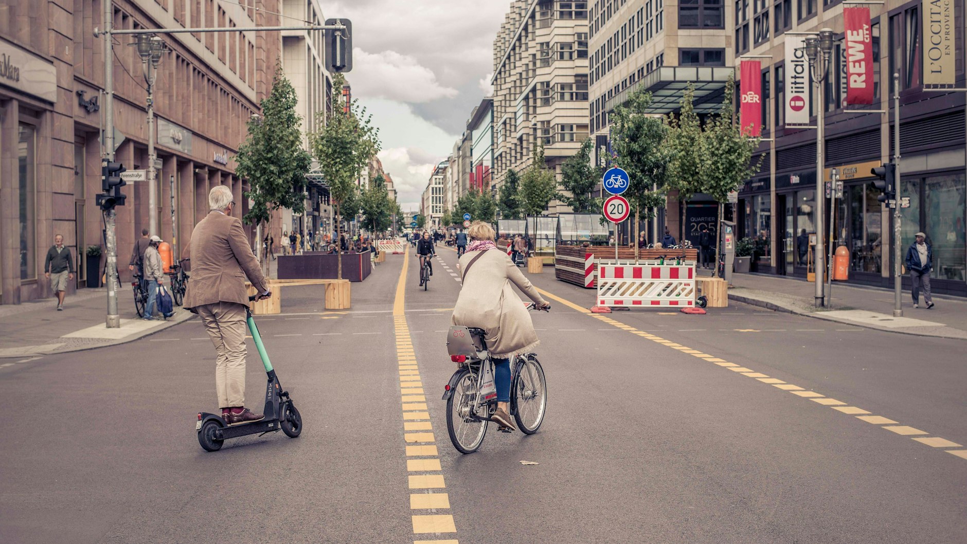 Autos müssen draußen bleiben. Seit August 2020 ist die Friedrichstraße zwischen der Leipziger und Französischen Straße Fußgängern und Radfahrern vorbehalten. So soll es auch künftig sein.