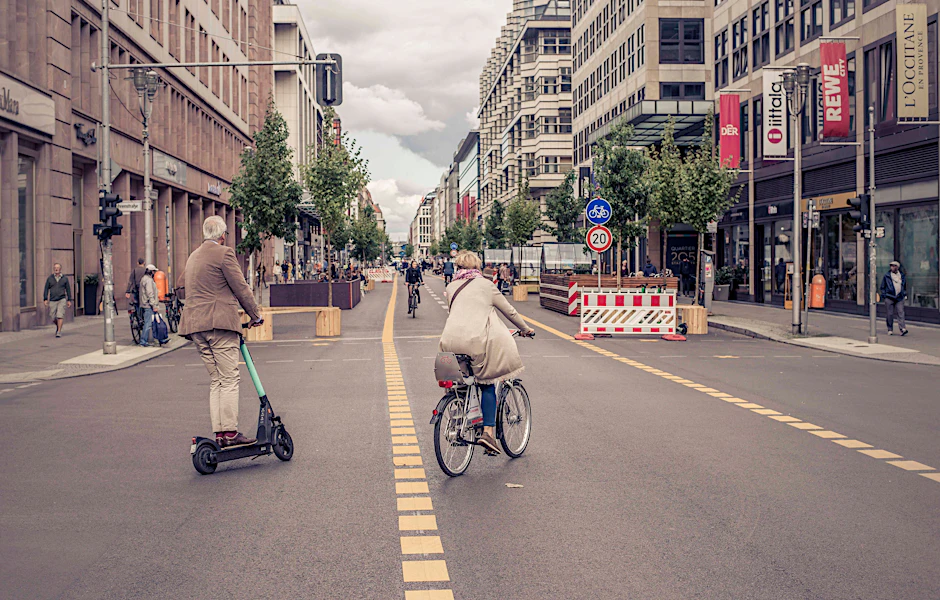 Autos müssen draußen bleiben. Seit August 2020 ist die Friedrichstraße zwischen der Leipziger und Französischen Straße Fußgängern und Radfahrern vorbehalten. So soll es auch künftig sein.