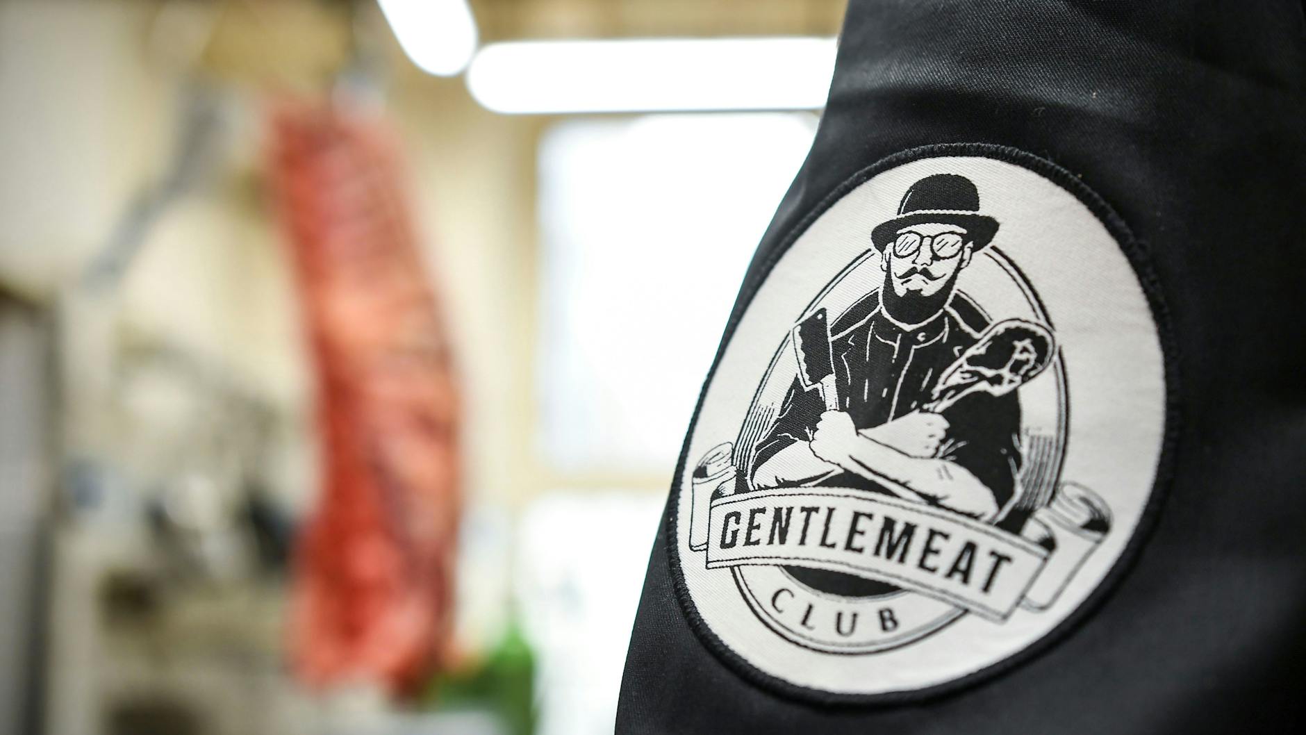 Jörg Erchinger ist der beste Fleischer 2019/20 in Berlin. Dem Produkt begegnet er mit Respekt. 