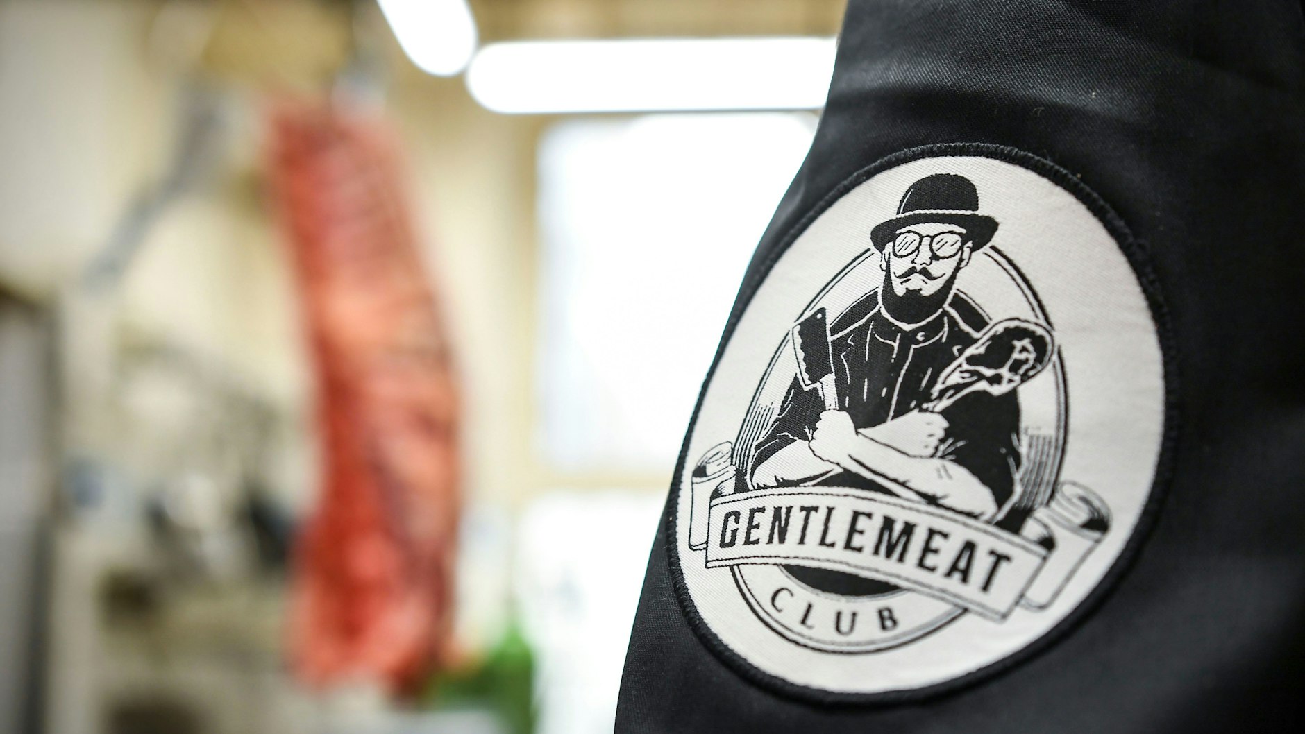 Jörg Erchinger ist der beste Fleischer 2019/20&nbsp; in Berlin. Dem Produkt begegnet er mit Respekt.&nbsp;