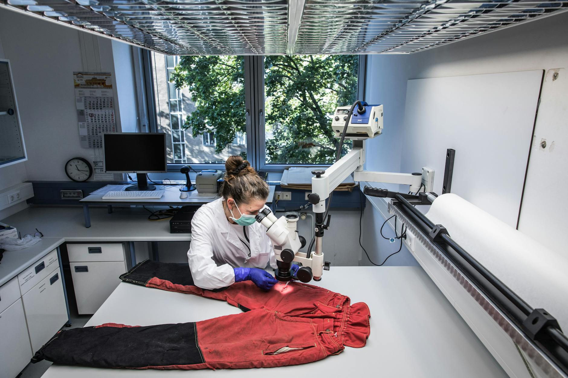 Im Fachbereich Physik/Chemie/Textilien des Kriminaltechnischen Instituts der Berliner Polizei wird unter anderem die Kleidung von Opfern und Tätern untersucht.