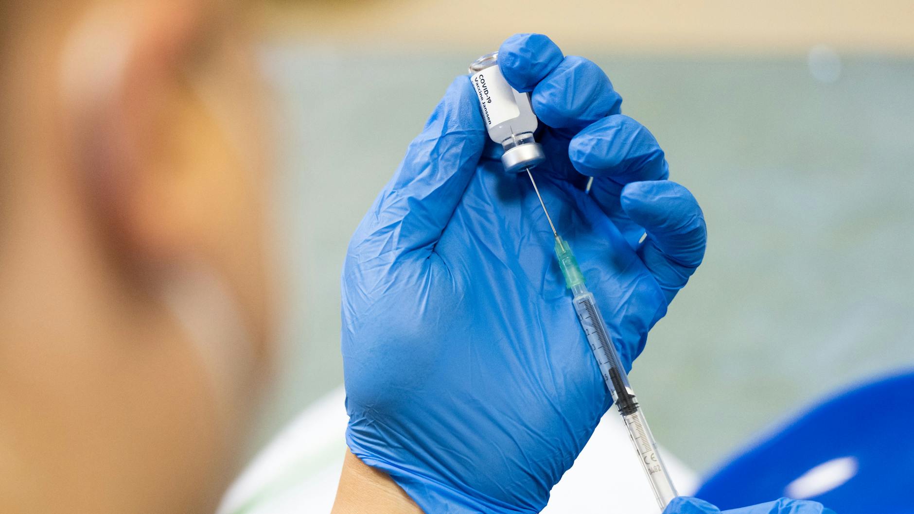 Eine Studie aus den USA weist auf eine gute Wirkung der Auffrischung mit den Impfstoffen von Moderna oder Biontech nach einer Erstimpfung mit Johnson & Johnson hin (Symbolbild).