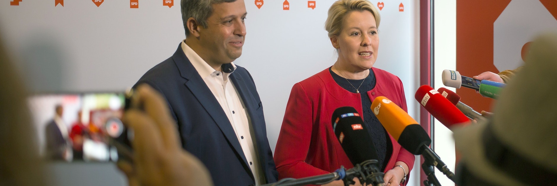 Lächeln, auch wenn es wehtut. Franziska Giffey verkündet neben ihrem Ko-SPD-Vorsitzenden Raed Saleh, dass sie über eine Verlängerung der Berliner Koalition verhandeln wird.&nbsp; &nbsp;