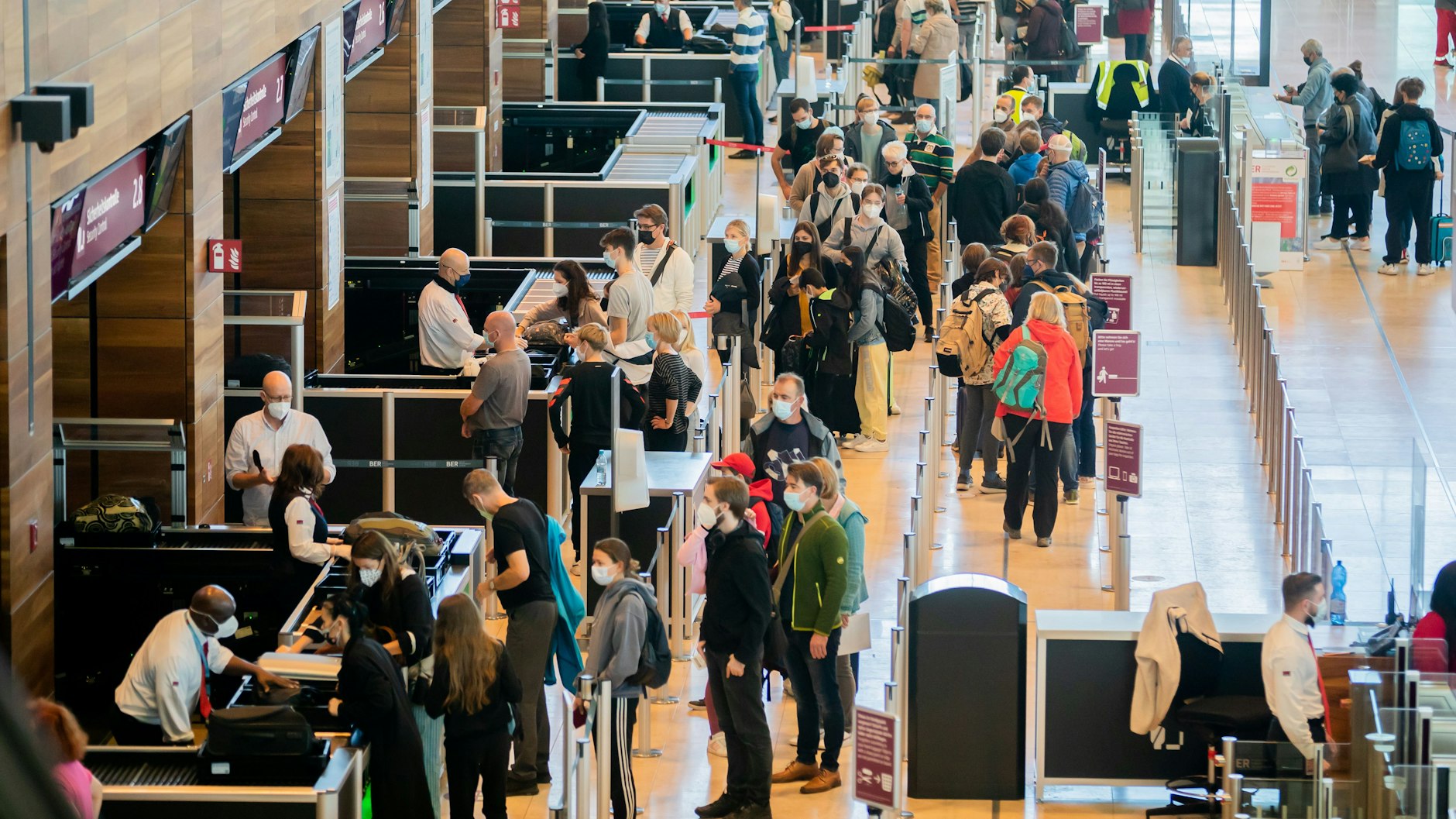 Erst warten, dann fliegen: Passagiere am Flughafen Berlin Brandenburg, kurz BER.