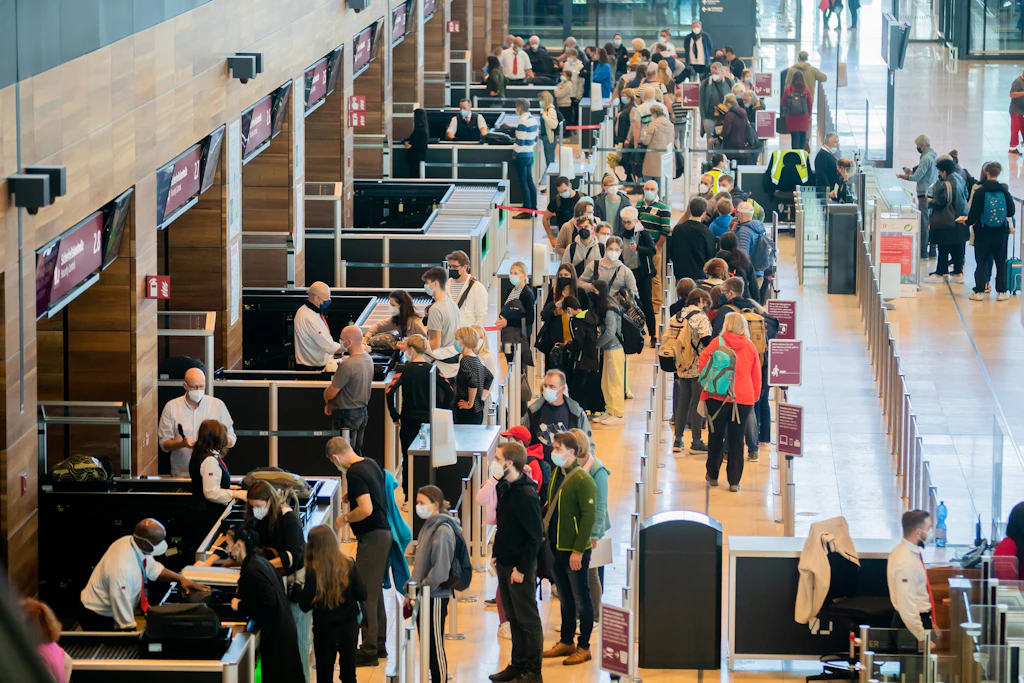 Warum Passagiere am Flughafen BER auch künftig lange warten müssen