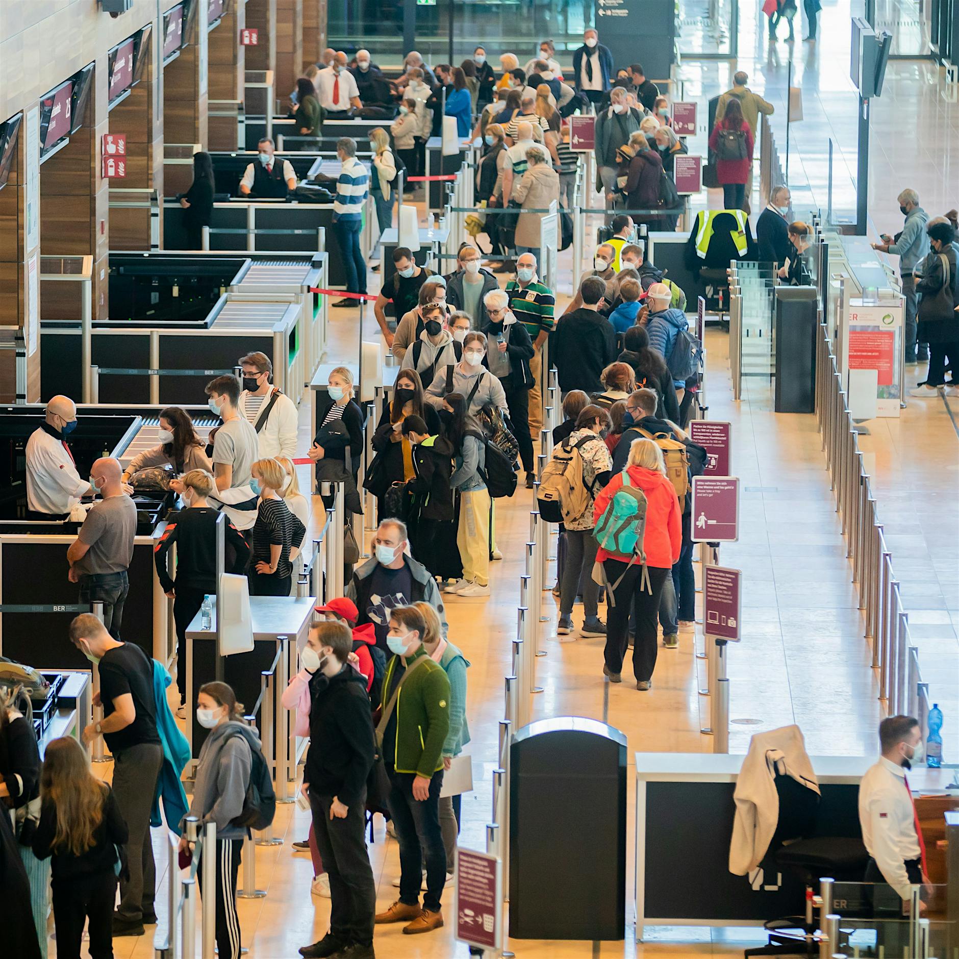 Warum Passagiere am Flughafen BER auch künftig lange warten müssen