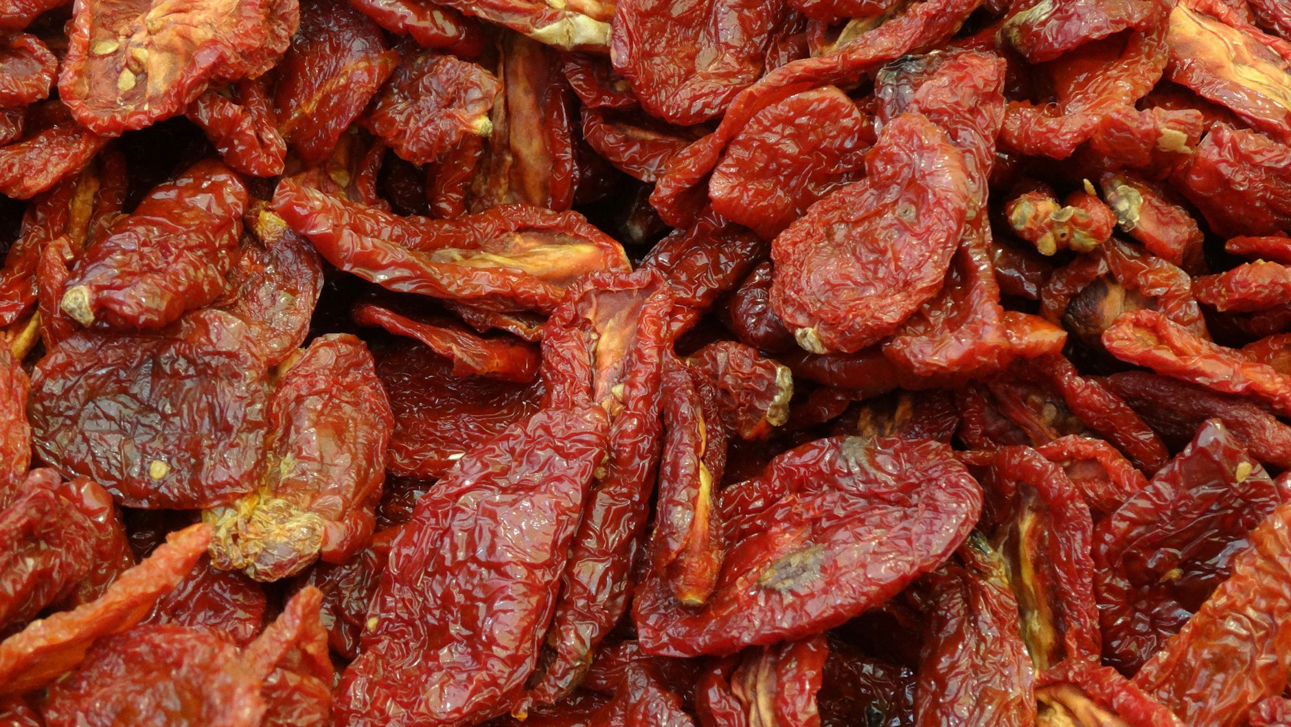 Getrocknete Tomaten sind ein Genuss. Länger aufbewahrt werden sie am besten in einem Schraubglas, das mit Olivenöl aufgefüllt wird.