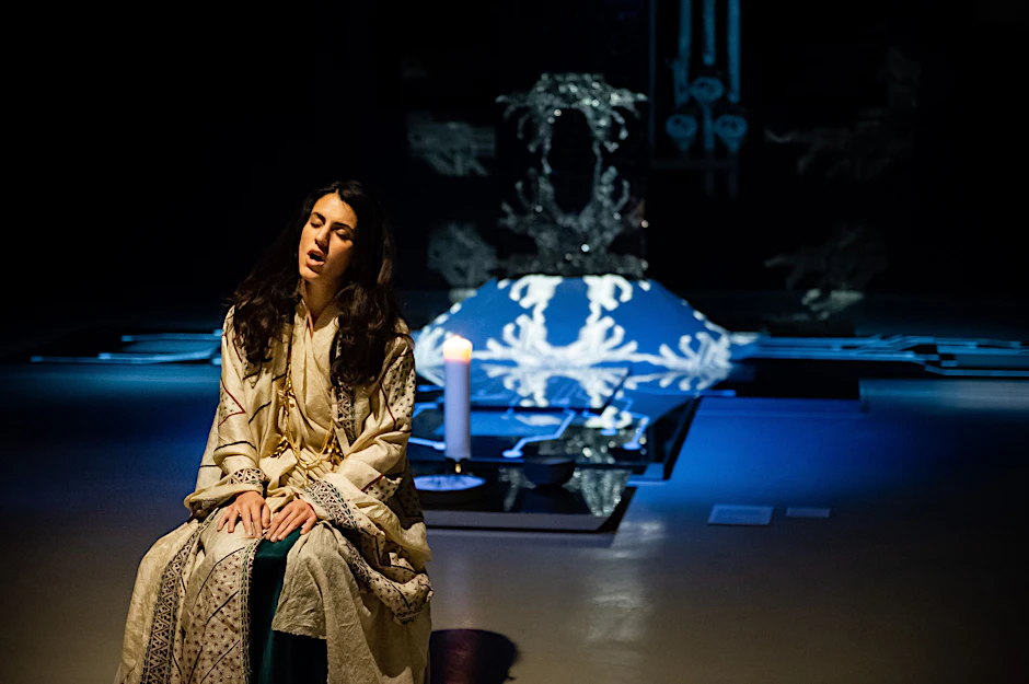 Pandemie zum Schrein? Die Performerin Tais Bean lädt bei „Chant in“ zum Mitsingen ein, hinter ihr der Schrein „Transfiguration“.