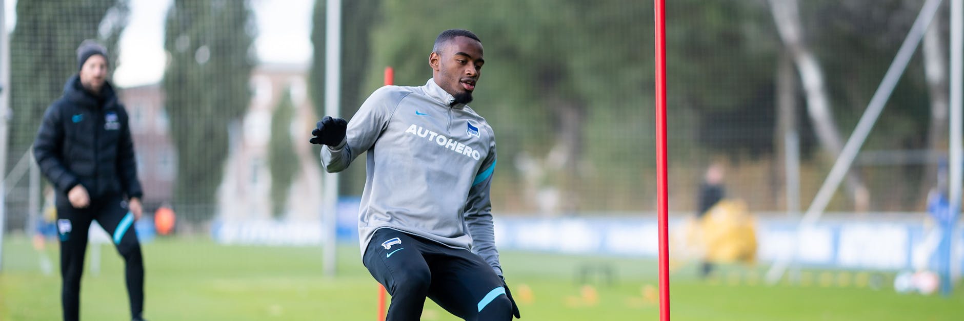 Herthas Myziane Maolida bei Sprintübungen auf dem Trainingsplatz.