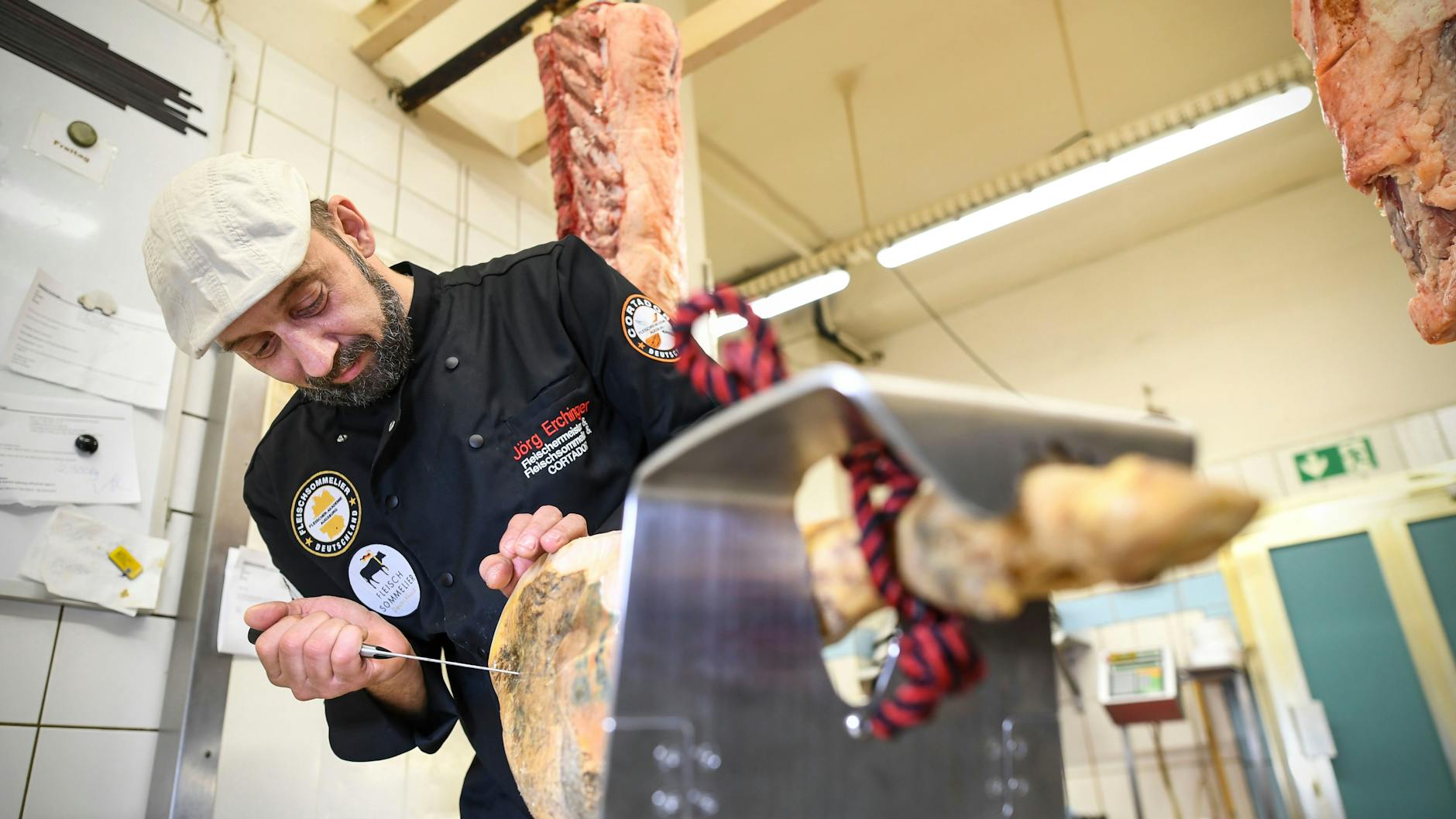 Jörg Erchinger trägt auch den Titel Cortador de Jamón. Zu Deutsch: Schinkenschnitzer. 