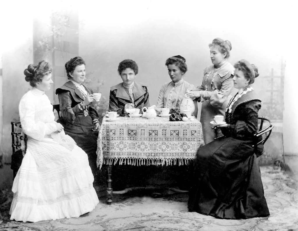 Schnaps und Nähnadeln: Die vergessene Tradition des Berliner Kaffeekränzchens