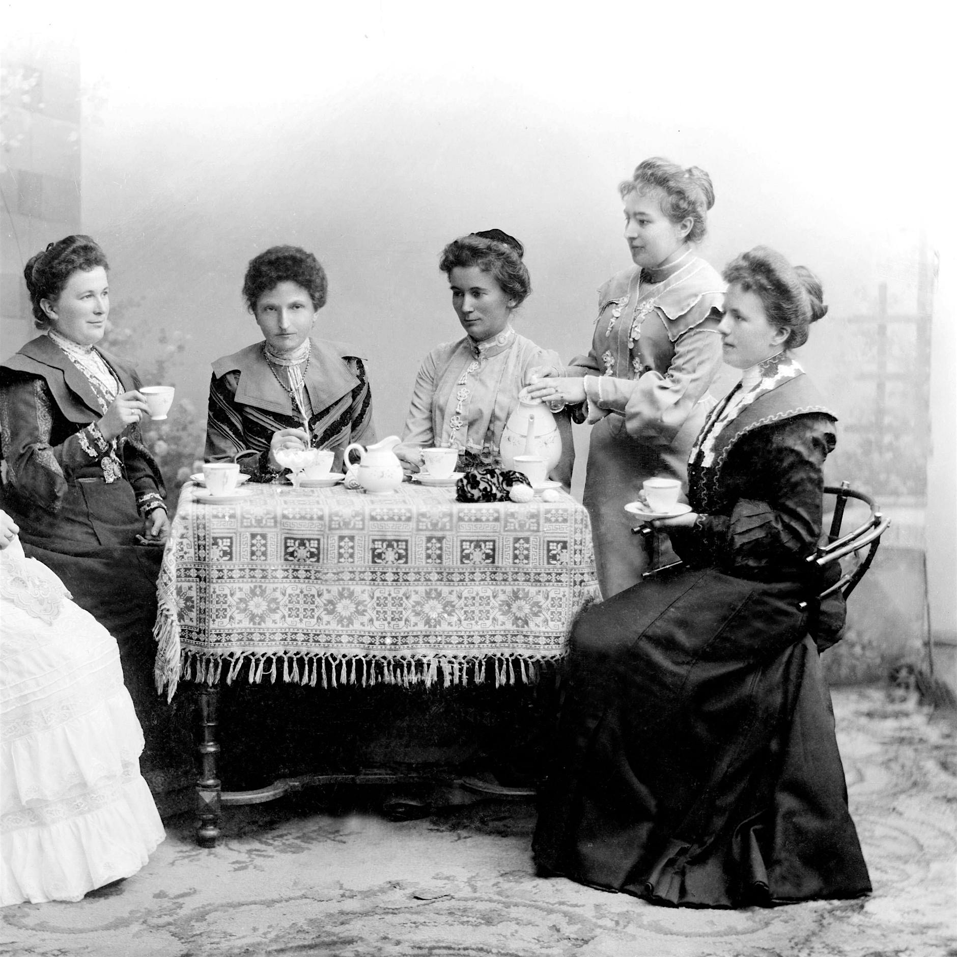 Schnaps und Nähnadeln: Die vergessene Tradition des Berliner Kaffeekränzchens