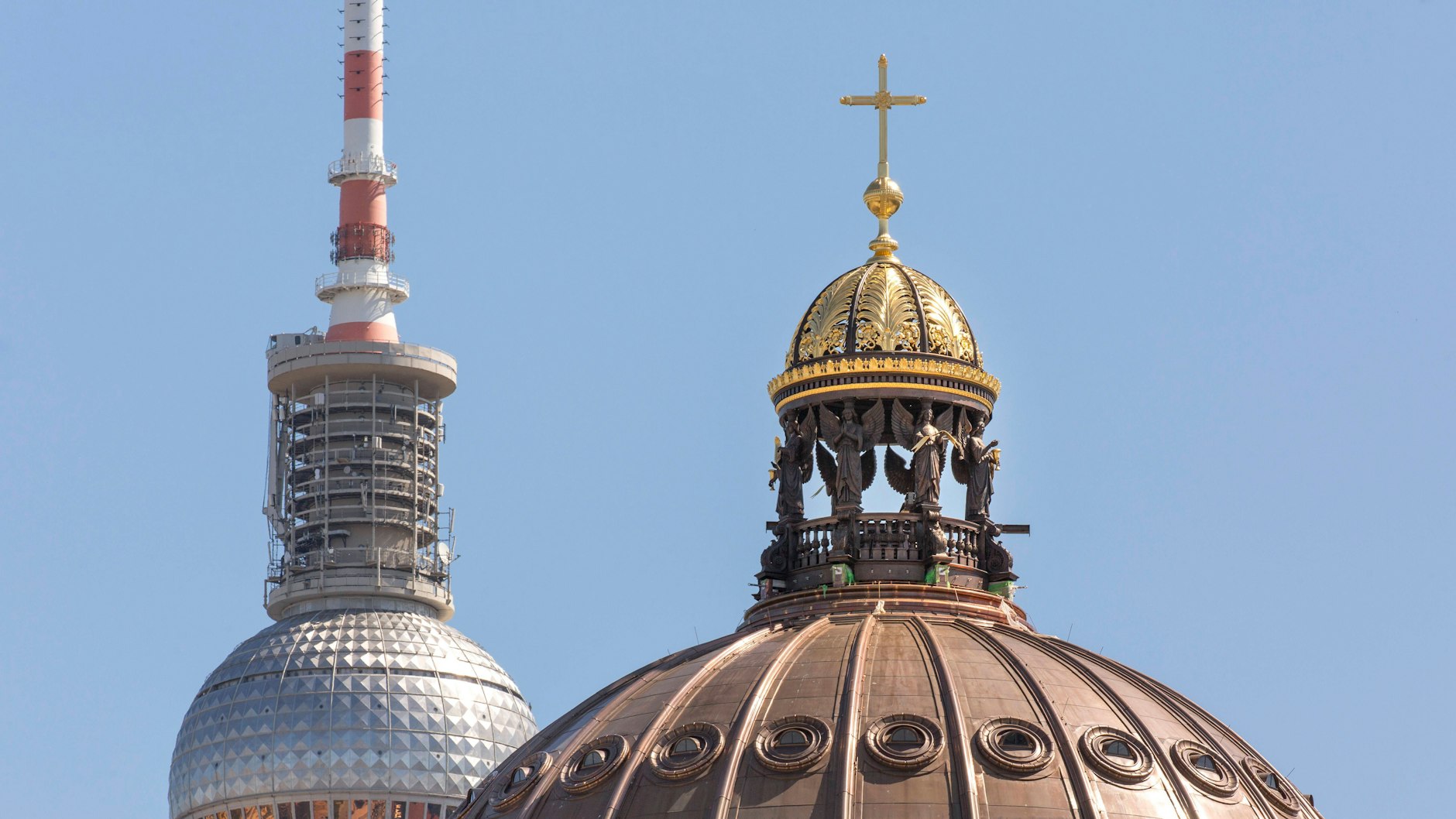 Kuppelkreuz auf dem Humboldt-Forum und der Fernsehturm.