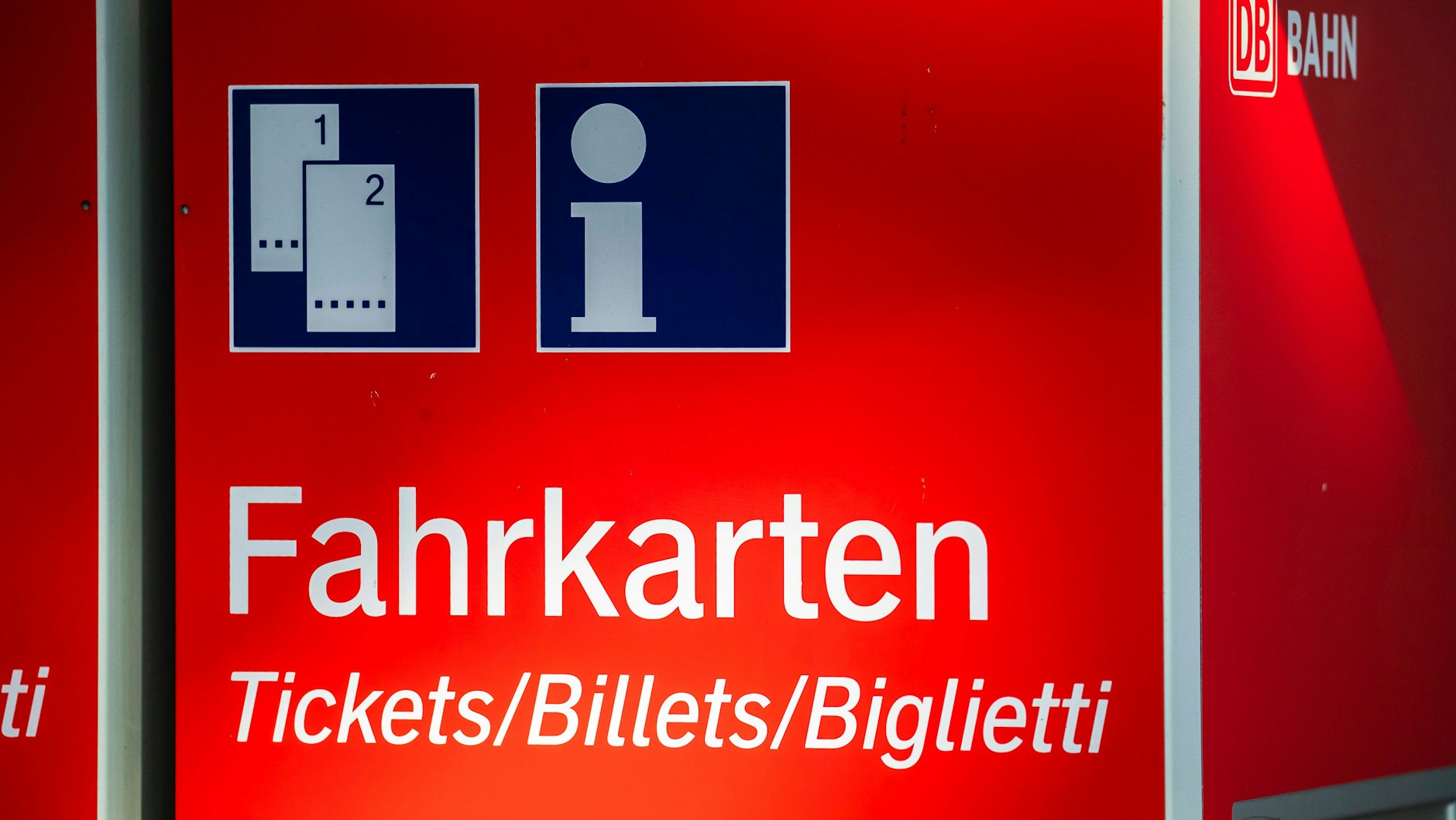 Bitte zahlen! An Fahrkartenautomaten der Deutschen Bahn gibt es auch Tickets für Berlin und Brandenburg. Im Verkehrsverbund waren die Fahrpreise zuletzt zum 1. Januar 2021 gestiegen.