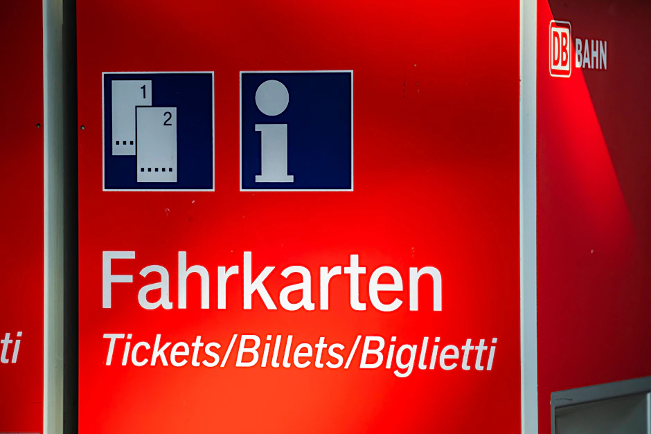 Bitte zahlen! An Fahrkartenautomaten der Deutschen Bahn gibt es auch Tickets für Berlin und Brandenburg. Im Verkehrsverbund waren die Fahrpreise zuletzt zum 1. Januar 2021 gestiegen.