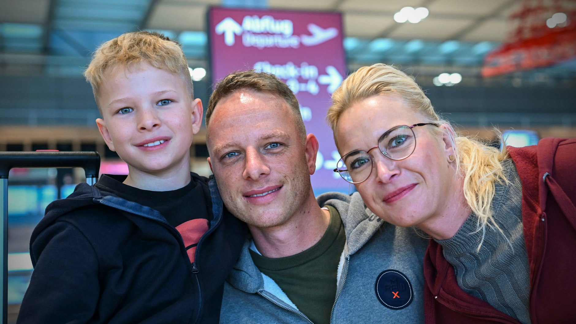 &nbsp;Philipp (9), Tobias (37), und Michaela (37) wollen in den Herbstferien in die Türkei fliegen.&nbsp;<br><br>