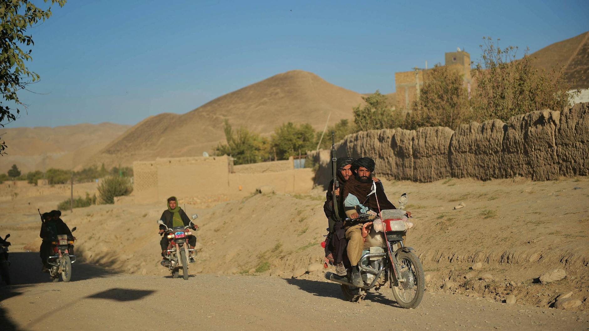 Taliban-Kämpfer patrouillieren in Afghanistan.