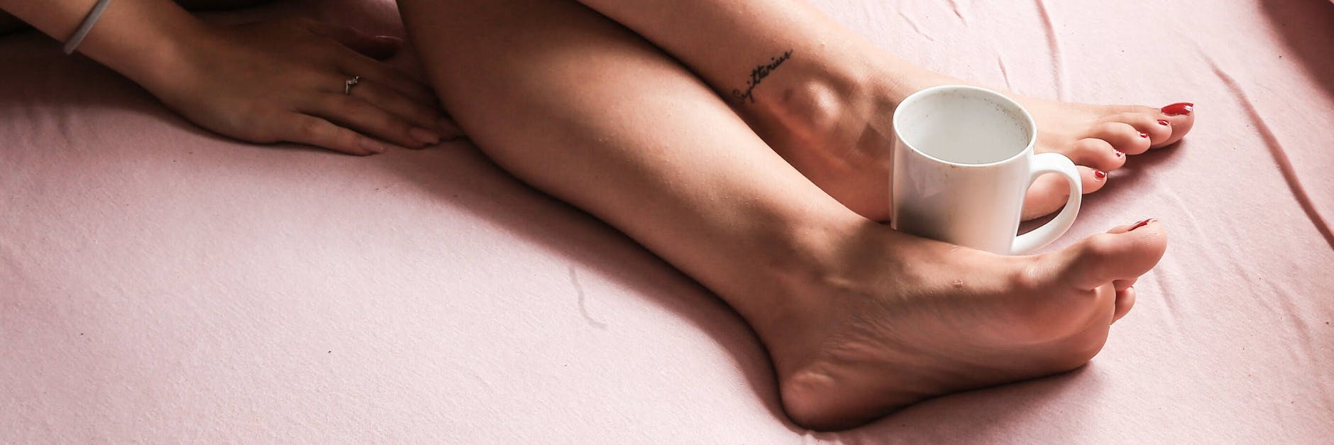 Viele Menschen leiden besonders im Herbst und Winter an kalten Füßen.