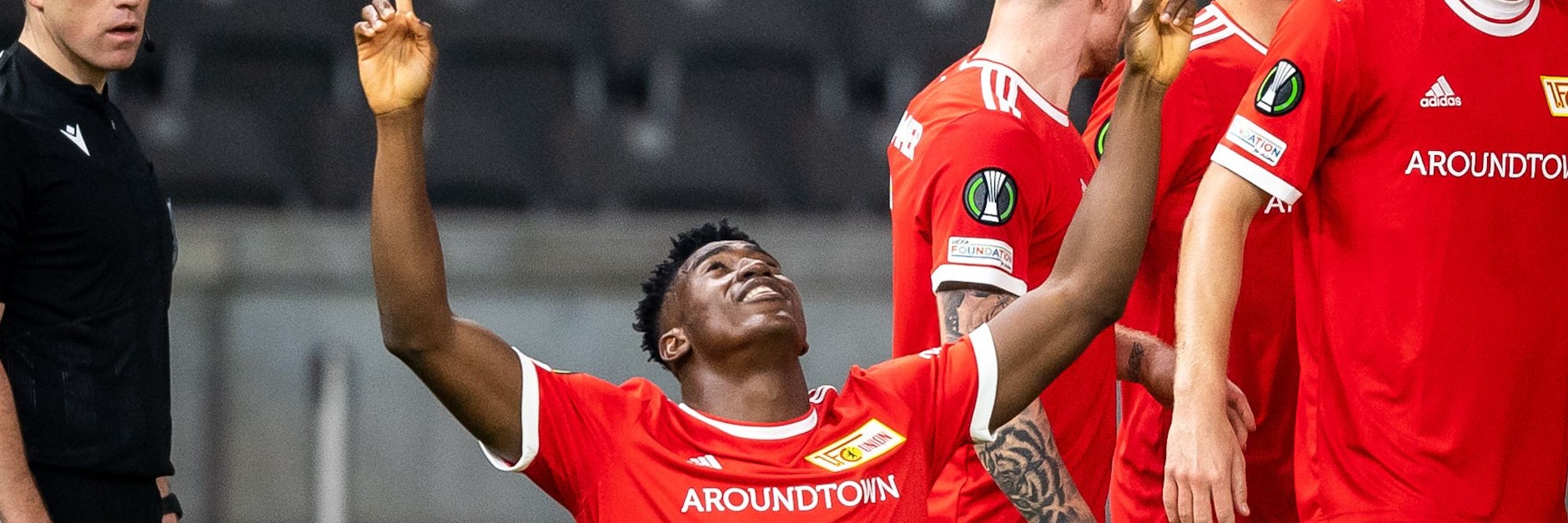 Soll das Werk den Meister loben, doch der Segen kommt von oben: Unions Taiwo Awoniyi bejubelt einen seiner Treffer für die Eisernen.
