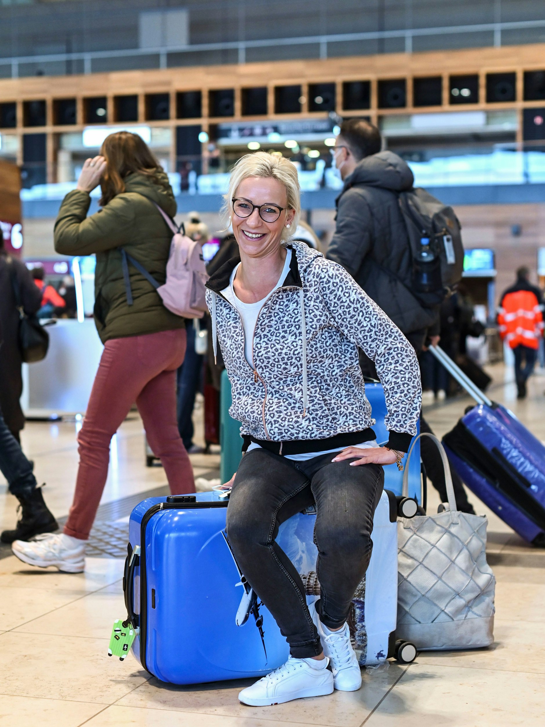 Alexandra aus Falkensee lässt sich wie ihre Mitreisenden trotz langer Wartezeiten die gute Laune nicht verderben. <br><br>