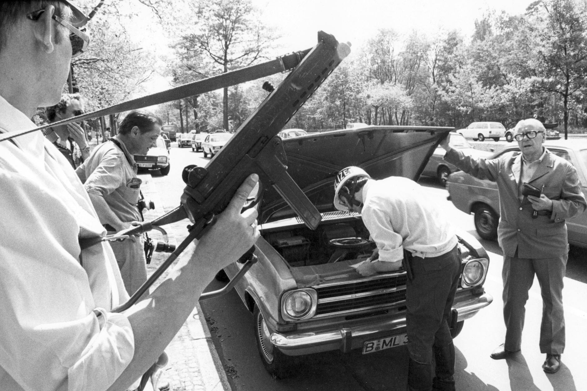 Terrorfahndung in West-Berlin 1978: Schwer bewaffnete Polizisten kontrollieren auf der Clay-Allee Autos. Zwei Anschläge haben seitdem die Stadt erschüttert: 1986 auf die Diskothek La Belle in Friedenau und 2016 auf den Weihnachtsmarkt auf dem Breitscheidplatz.