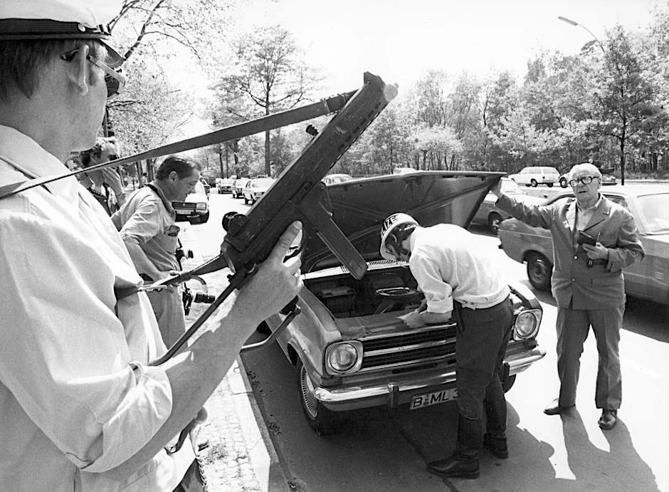 Terrorfahndung in West-Berlin 1978: Schwer bewaffnete Polizisten kontrollieren auf der Clay-Allee Autos.&nbsp;Zwei Anschläge haben seitdem die Stadt erschüttert: 1986 auf die Diskothek La Belle in Friedenau und 2016 auf den Weihnachtsmarkt auf dem Breitscheidplatz.