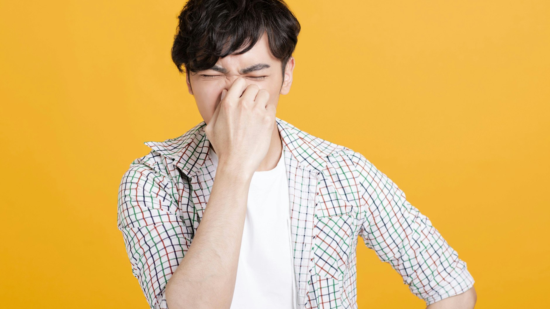 Nase zu und durch! Auf der Toilette riecht es eben manchmal, aber damit sollte man sein Kind nicht beschämen.