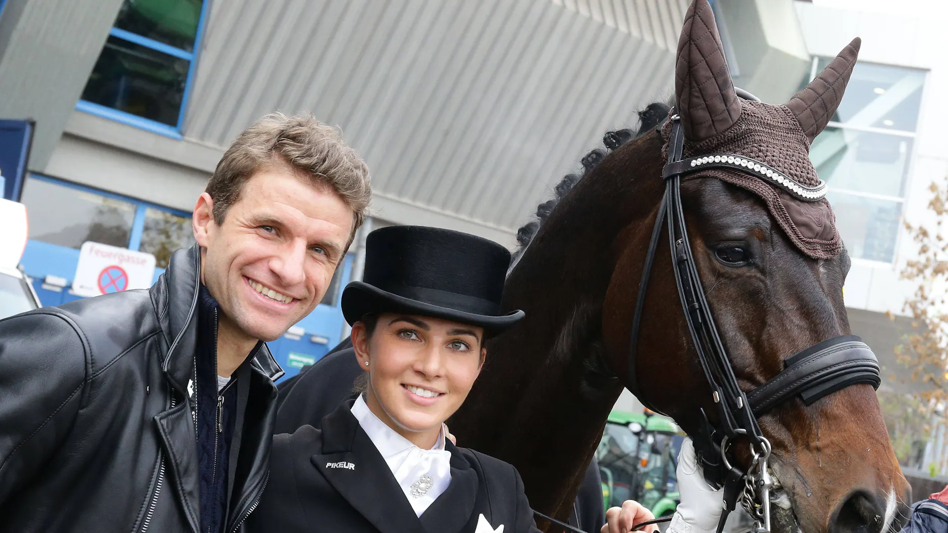Fußballspieler Thomas Müller: Hier mit Ehefrau Lisa und Pferd und ohne Hasen.
