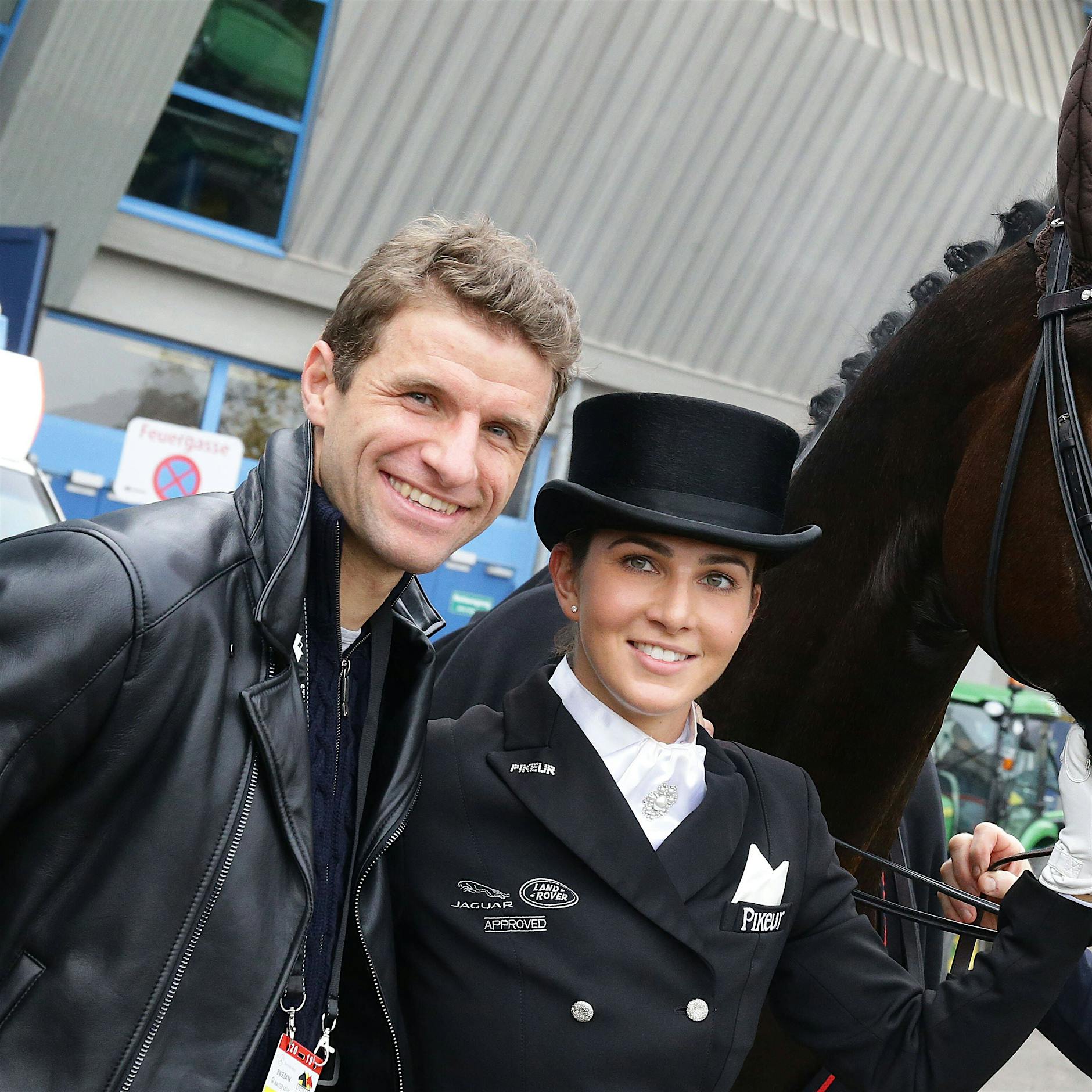 Thomas Müller zeigt seine Häschen und Lady Gaga schmückt sich mit Geld