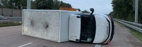 Der Unfall-Laster blieb auf der Seite liegen.