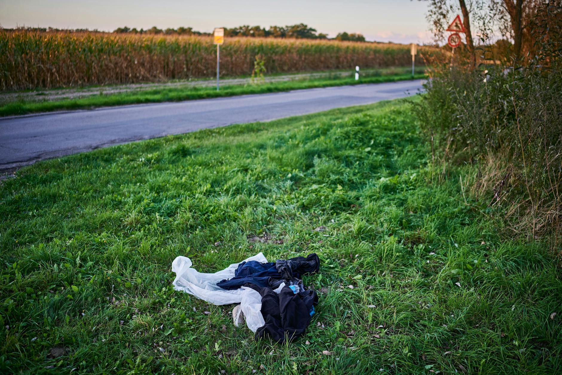 Die einzigen sichtbaren Anzeichen dafür, dass Geflüchtete in der Region um Frankfurt an der Oder die Grenze übertreten haben: zurück gelassene Kleidung im Gras.