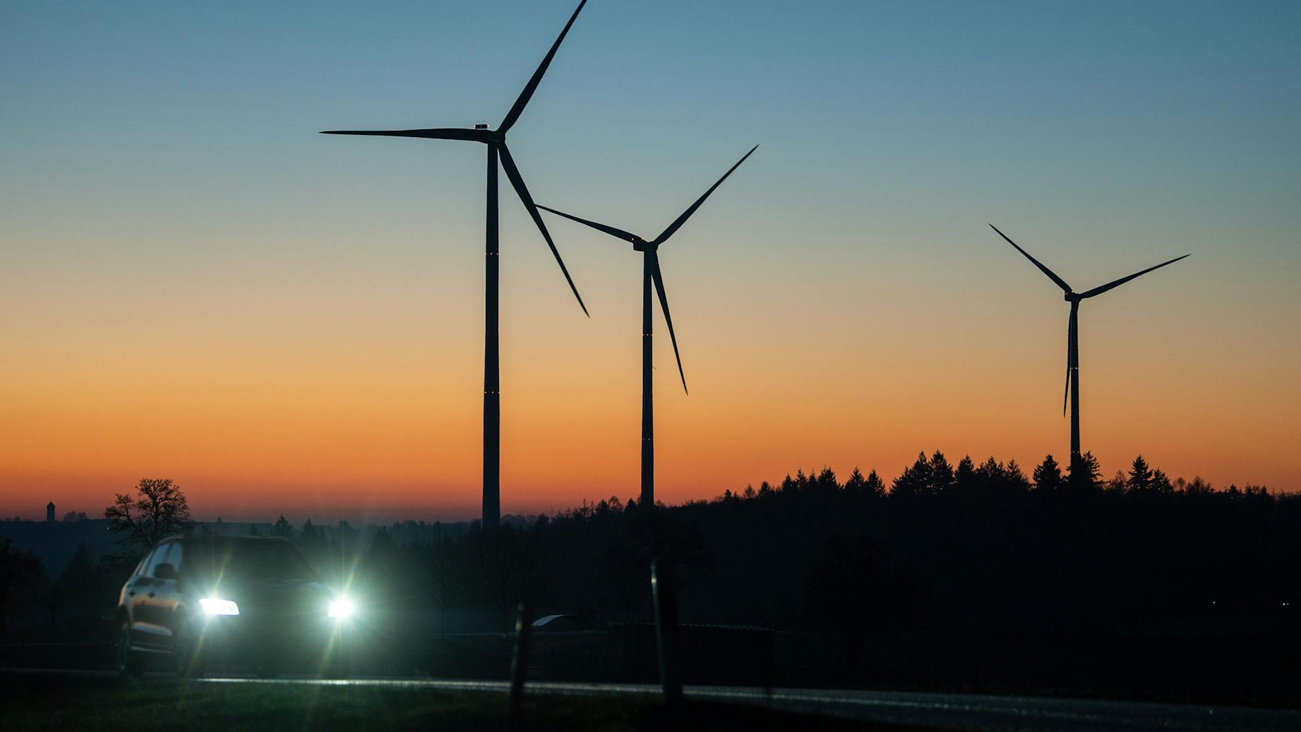 Viele Verbraucher müssen für die Finanzierung von erneuerbaren Energien bezahlen. Der Preis für die sogenannte EEG-Umlage sinkt jetzt (Symbolbild).