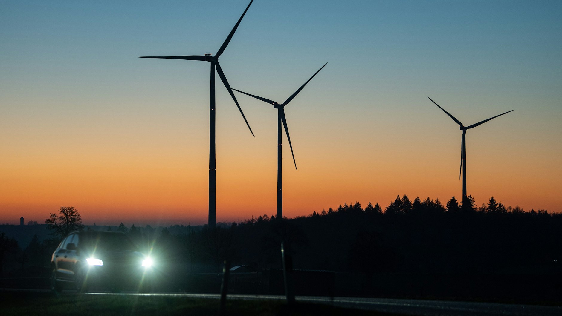 Viele Verbraucher müssen für die Finanzierung von erneuerbaren Energien bezahlen. Der Preis für die sogenannte EEG-Umlage sinkt jetzt (Symbolbild).