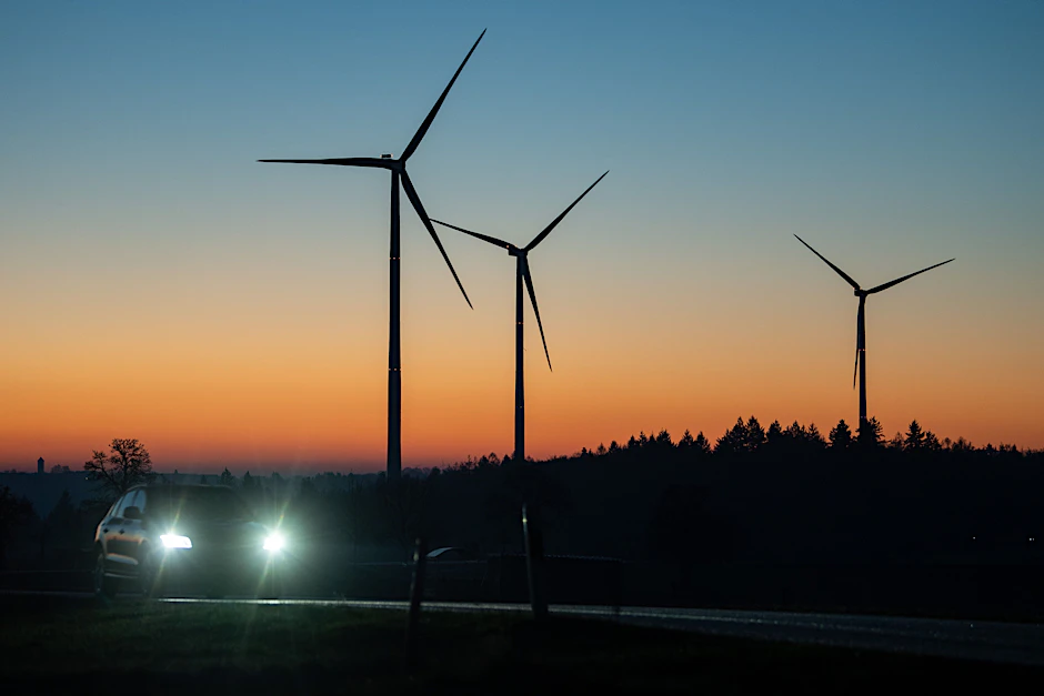 Viele Verbraucher müssen für die Finanzierung von erneuerbaren Energien bezahlen. Der Preis für die sogenannte EEG-Umlage sinkt jetzt (Symbolbild).
