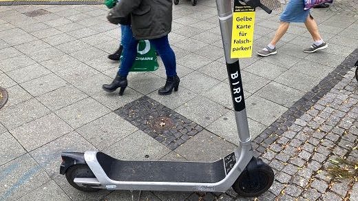 Ein Elektro-Tretroller in Berlin: Dieser E-Scooter hat die gelbe Karte schon bekommen.