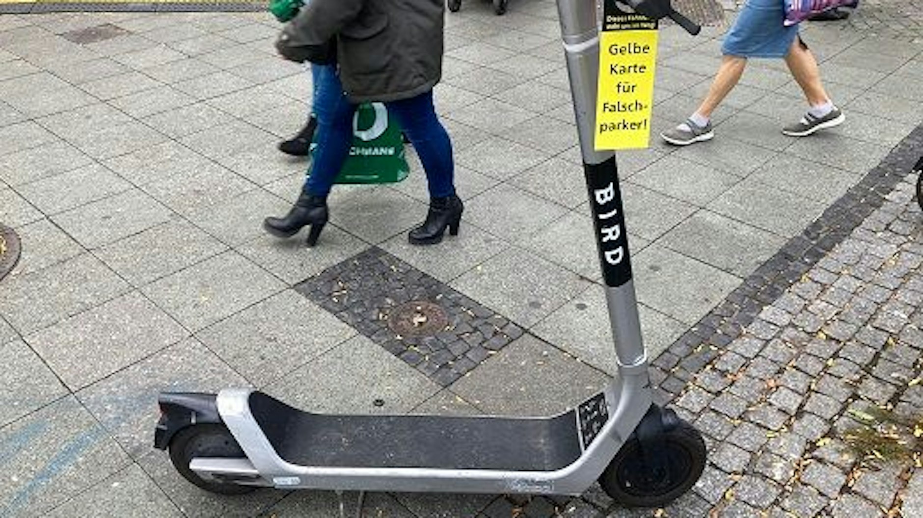 Ein Elektro-Tretroller in Berlin: Dieser E-Scooter hat die gelbe Karte schon bekommen.