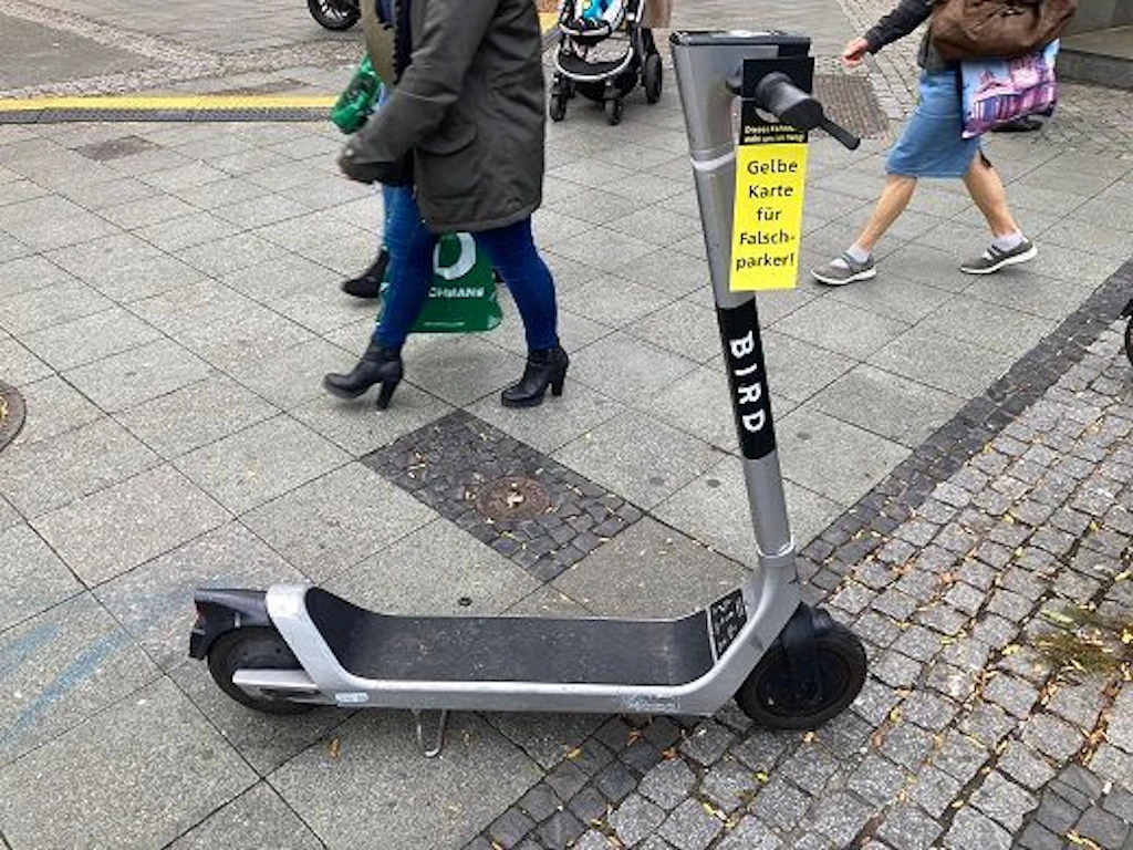 Vorsicht Stolperfalle: Gelbe Karte für falsch geparkte E-Scooter am Straßenrand