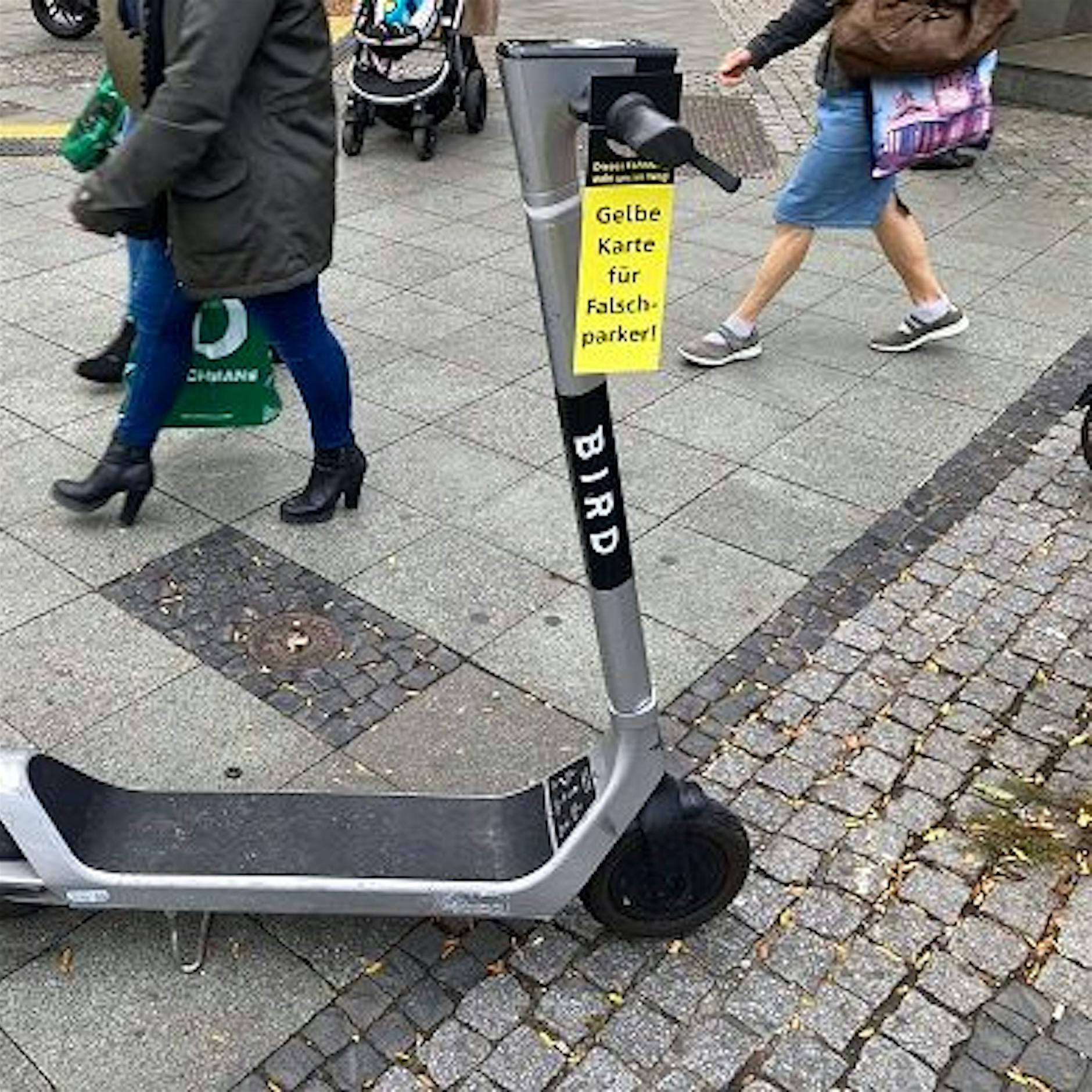 Vorsicht Stolperfalle: Gelbe Karte für falsch geparkte E-Scooter am Straßenrand