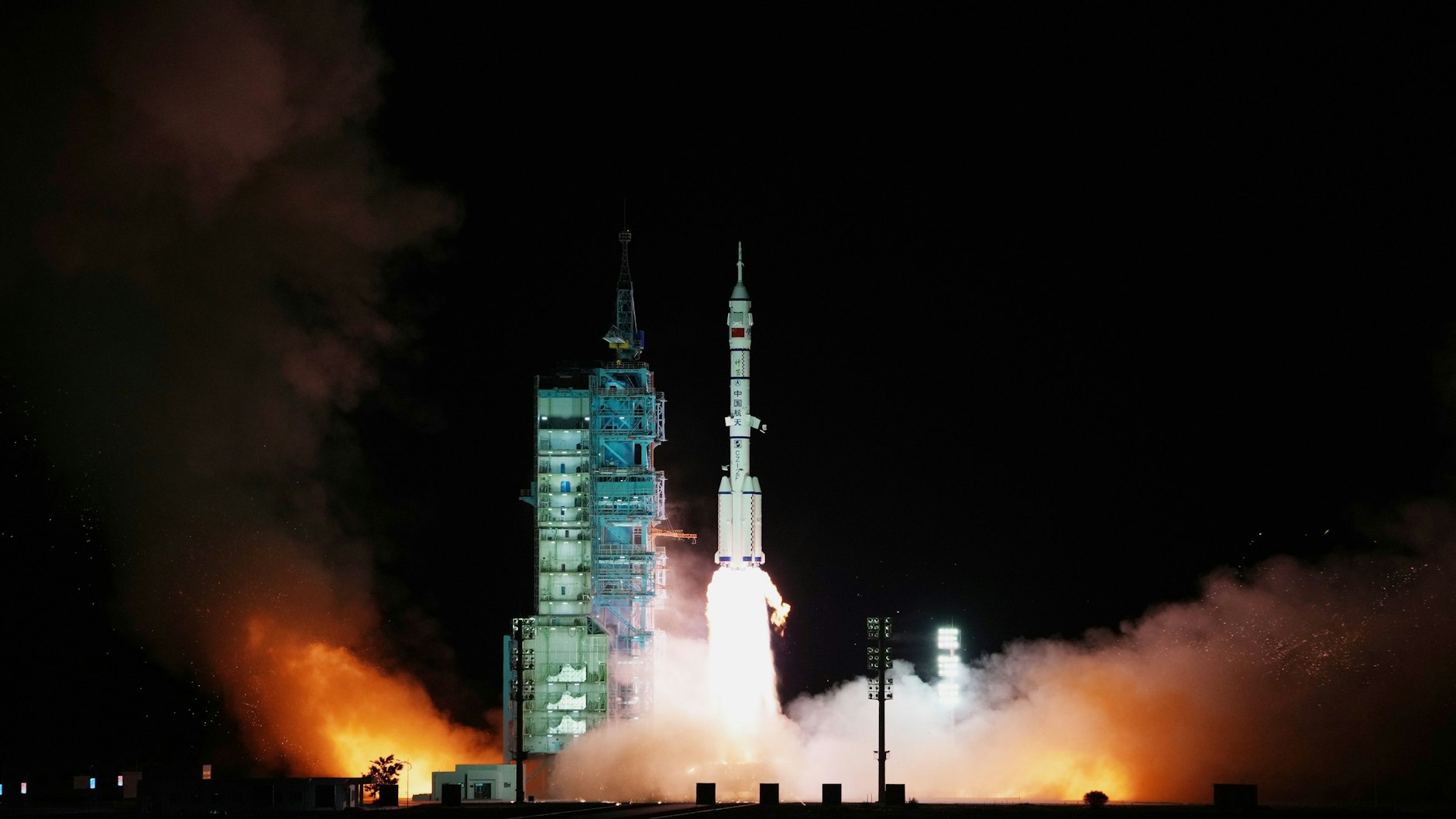 Das Raumschiff „Shenzhou 13“ mit drei chinesischen Astronauten startet vom Jiuquan Satellite Launch Center. Chinas zweite bemannte Weltraummission zu der im Bau befindlichen Raumstation „Tiangong“ (Himmlischer Palast) ist erfolgreich gestartet.&nbsp;