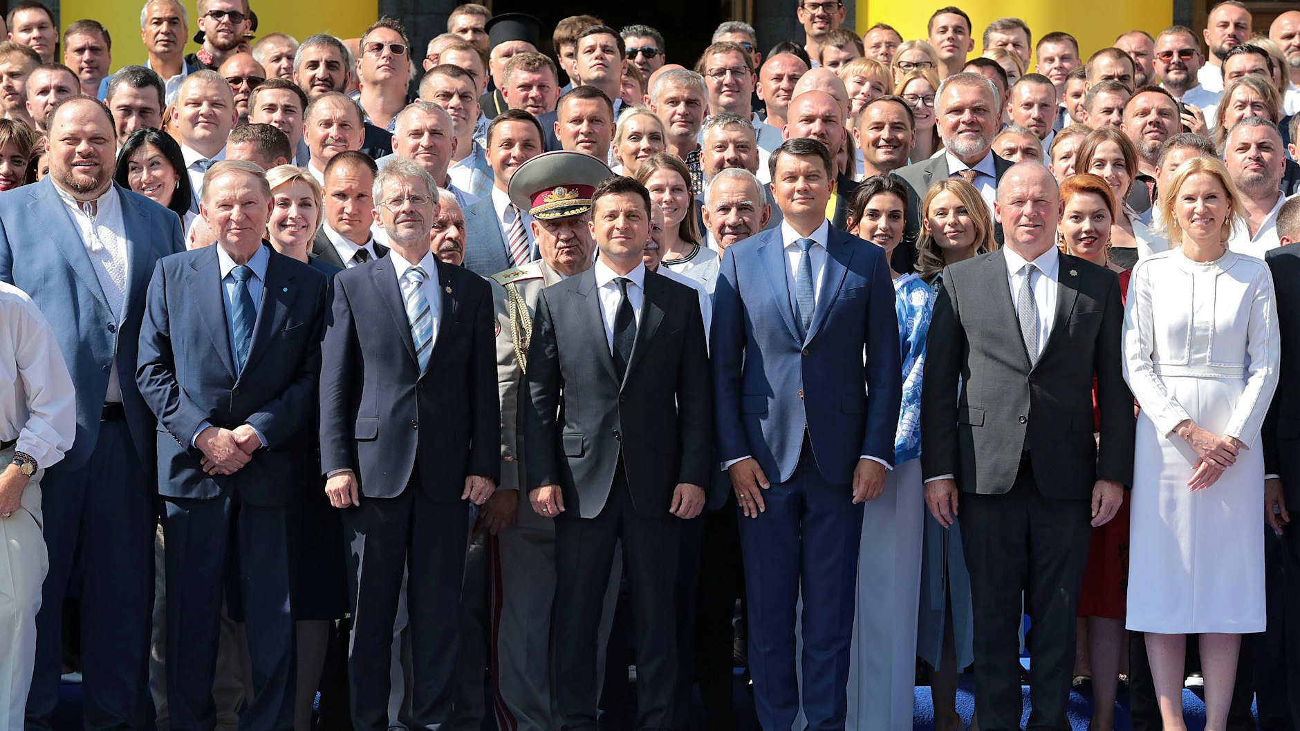 Selenskyj (Mitte) steht zusammen mit Mitgliedern des ukrainischen Parlaments am 24. August, dem Unabhängigkeitstag des Landes. Laut den letzten Meinungsumfragen bleibt er immer noch beliebt.