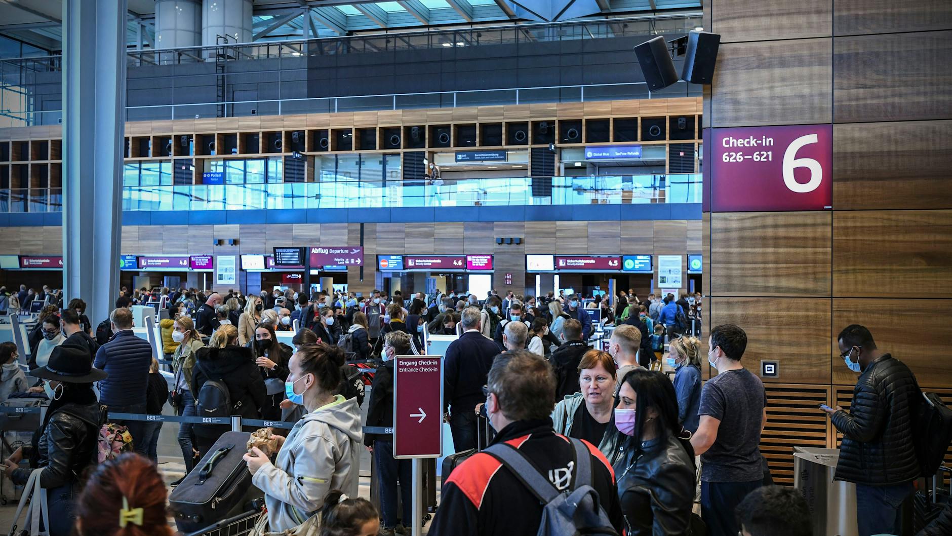 Herzlich willkommen am BER! Am Freitag drängen sich wieder einmal Fluggäste in Terminal 1.