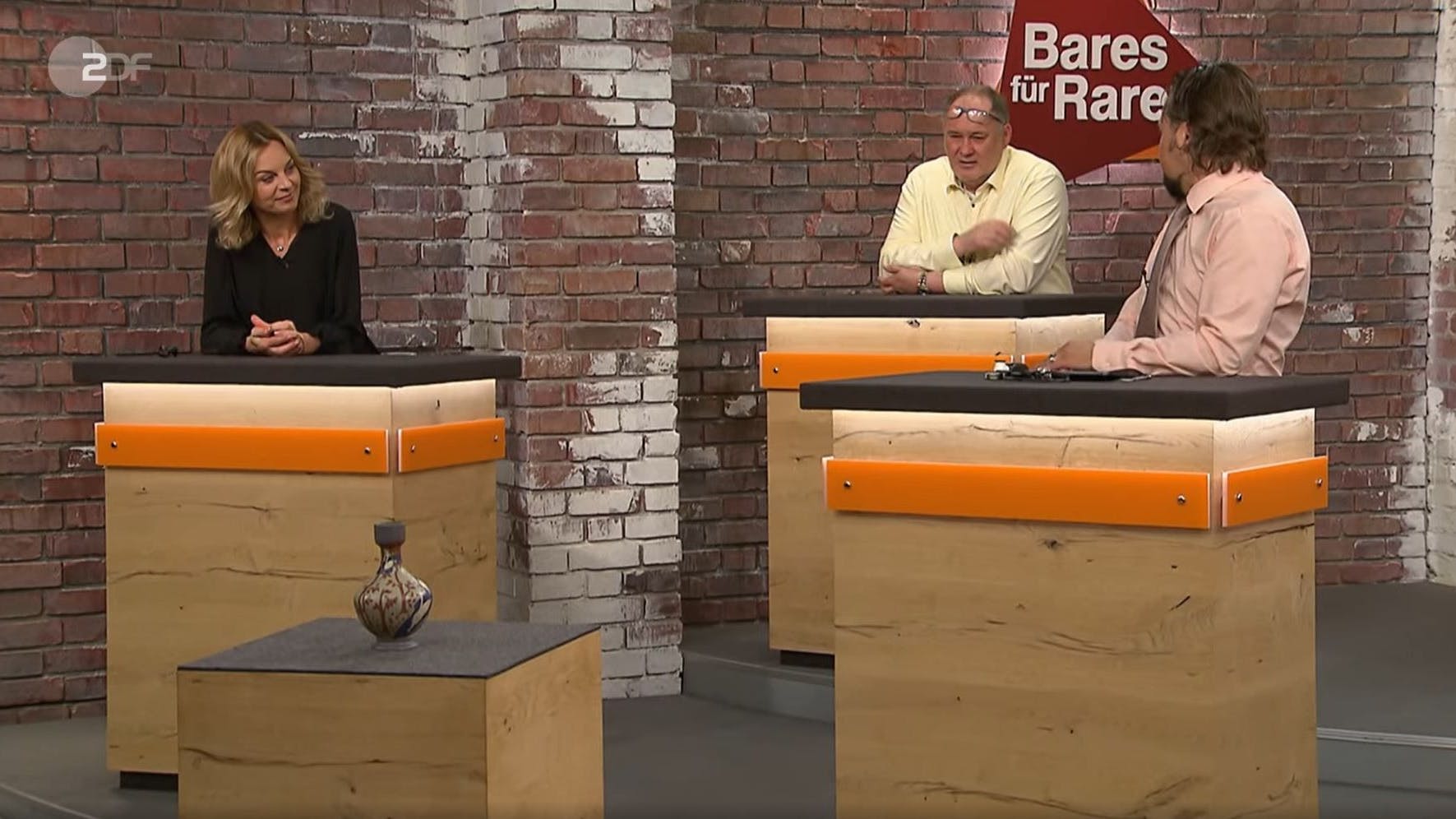 Konkurrenz im Händlerraum bei „Bares für Rares“: Nimmt Waldi (hinten) Wolfgang (r.) den Krug weg?