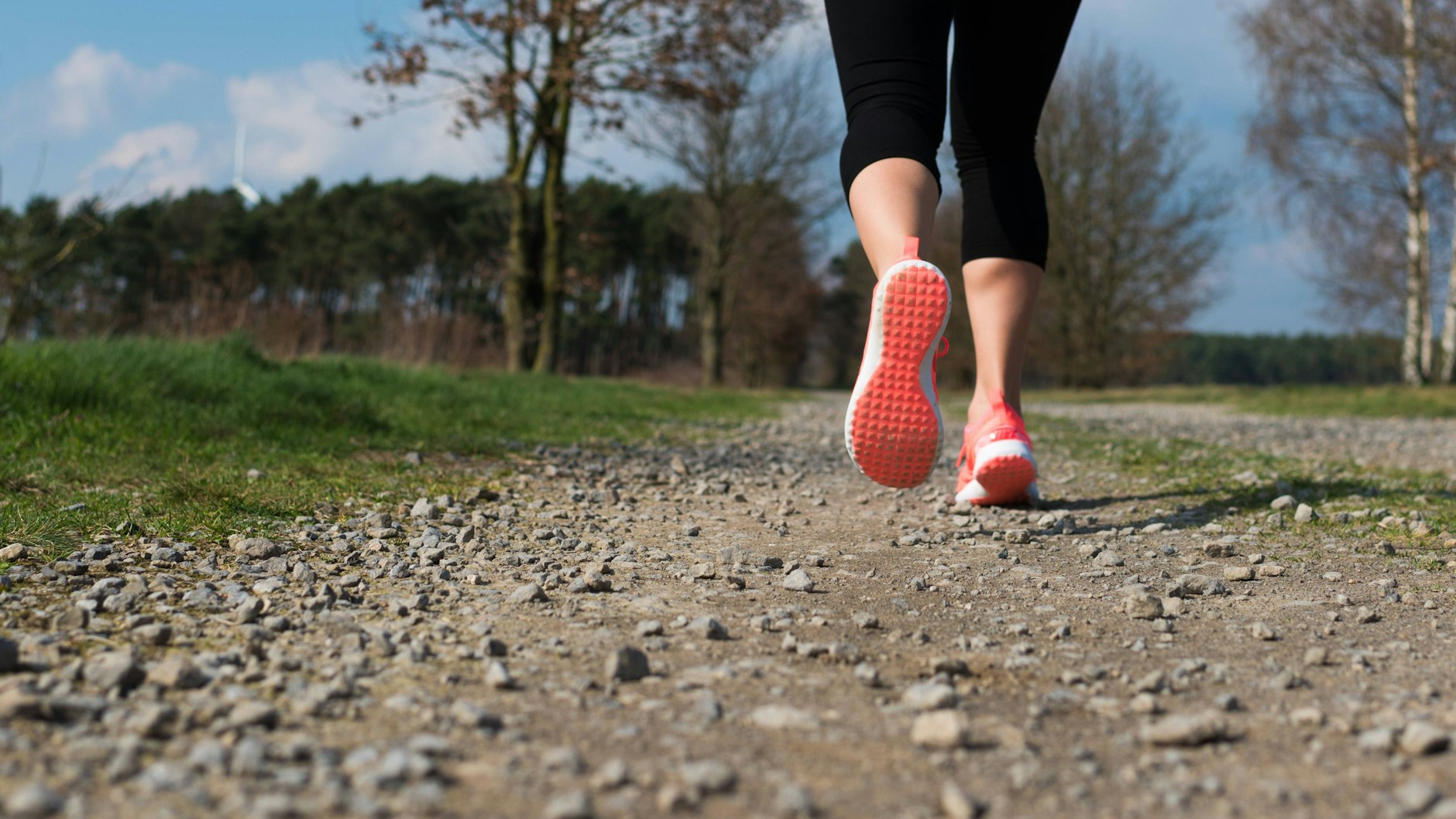 Joggen kann die Durchblutung verbessern und so kalten Füßen vorbeugen - hilft aber auch direkt!