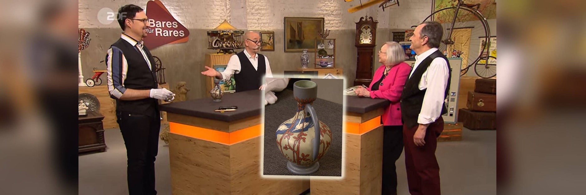 „Bares für Rares“: Experte Colmar Schulte-Goltz erklärt Horst Lichter und dem Ehepaar Kührs den Jugendstil-Krug.