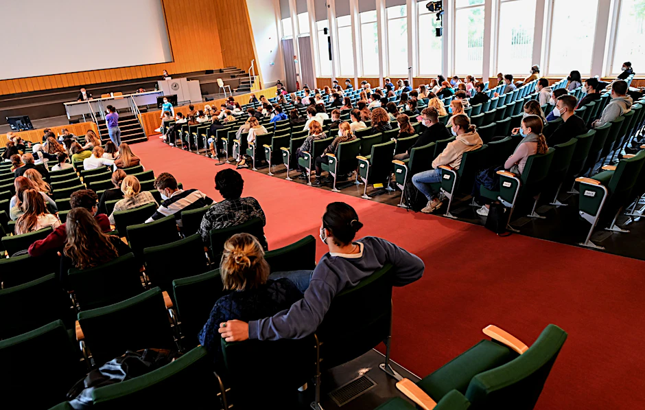 Studenten sitzen im Audimax der Freien Universität Berlin.