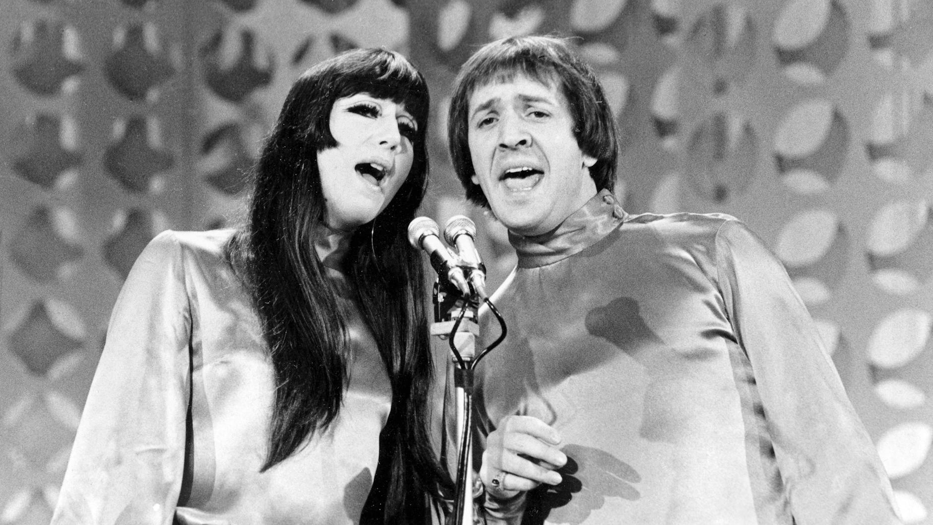 Cher heiratete 1964 <a href="https://de.wikipedia.org/wiki/Sonny_Bono">Sonny Bono</a>, den sie zwei Jahre zuvor kennengelernt hatte. 1974 reichte die Sängerin die Scheidung ein
